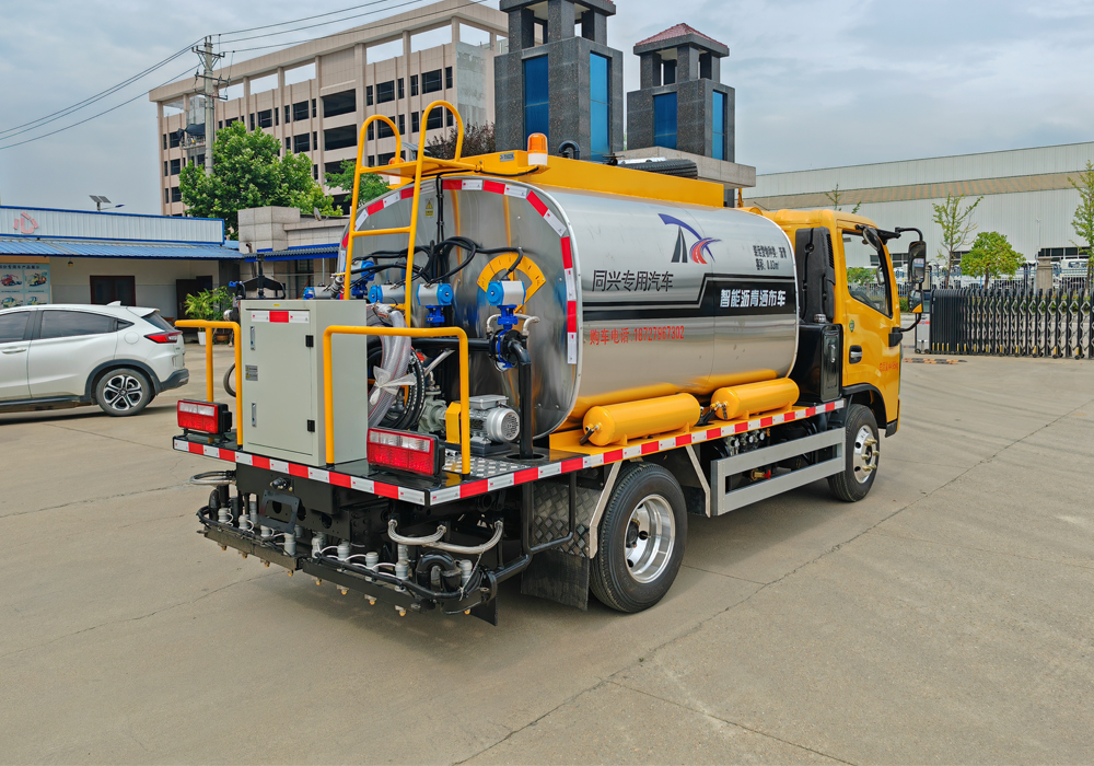 4.5噸東風(fēng)藍(lán)牌瀝青灑布車(chē)