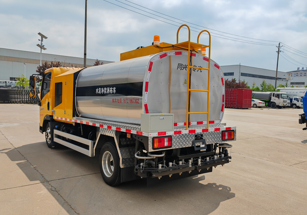 5噸重汽豪沃藍(lán)牌智能瀝青灑布車(chē)